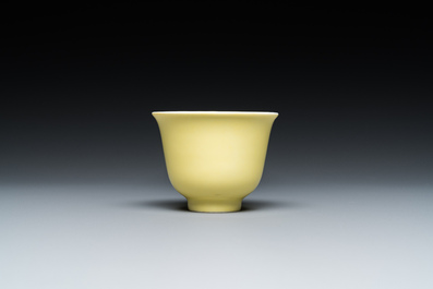 Tasse en porcelaine de Chine en jaune monochrome, marque de Guangxu, 20&egrave;me