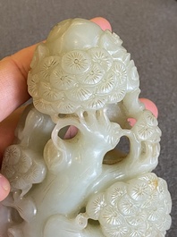 Een Chinese celadon-roest jade sculptuur van een ram op houten sokkel, 19e eeuw