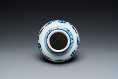 Un vase et une paire d'assiettes en porcelaine de Chine en bleu et blanc, Kangxi