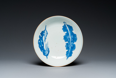 Assiette en porcelaine de Chine en bleu et blanc &agrave; d&eacute;cor d'une feuille et d'un rocher de lettr&eacute;, Shunzhi