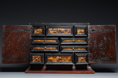 Een klein Japans gelakt houten kabinetkastje voor de Europese markt, Edo, 18e eeuw