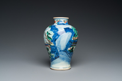 Vase en porcelaine de Chine wucai &agrave; sujet figuratif, &eacute;poque Transition