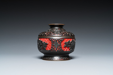 Vijf stukken Chinees rood lakwerk, 20e eeuw