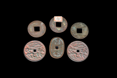 Vijf Chinese bronzen munten en een Japanse, mogelijk Qin en later