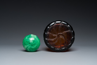 Deux lave-pinceaux en verre de P&eacute;kin de couleur ambre et simulant du jad&eacute;ite, Chine, 19/20&egrave;me