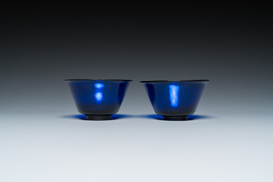 A pair of Chinese blue Beijing glass bowls, 18/19th C.