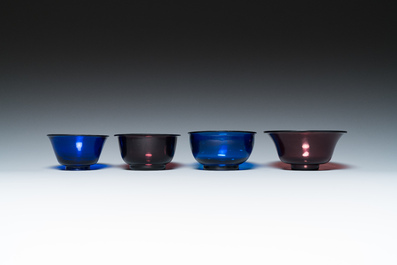 Vier Chinese kommen in blauw en aubergine Peking glas, Qing