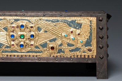 Alfred Daguet (Paris, 1875-1942): Coffret n&eacute;ogothique en m&eacute;tal mont&eacute; de cuivre et laiton repouss&eacute; aux cabochons en verre, ca. 1900