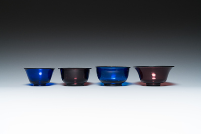 Quatre bols en verre bleu de P&eacute;kin, Chine, Qing