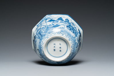 Een octagonale blauw-witte Japanse Arita 'van Frytom' kom, Chenghua merk, Edo, 18e eeuw