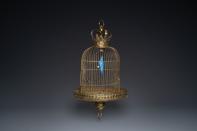 Cage &agrave; oiseaux en cuivre avec un oiseau en porcelaine &agrave; l'int&eacute;rieur, Flandres ou Pays-Bas, 18&egrave;me et 19&egrave;me