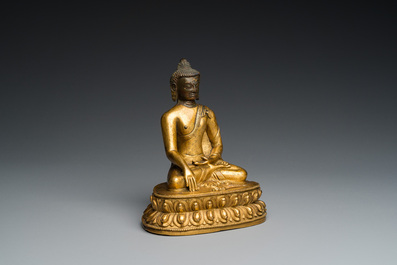 Een Sino-Tibetaanse vergulde bronzen Boeddha, 18e eeuw