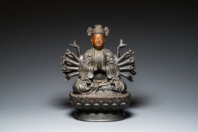 Een grote Vietnamese deels vergulde bronzen figuur van Avalokitesvara met 20 armen, 19/20e eeuw