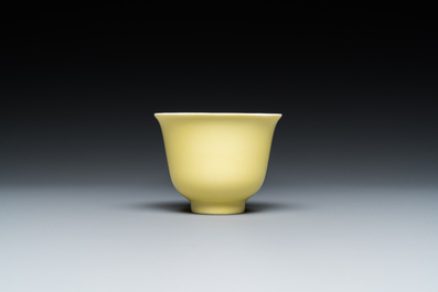 Tasse en porcelaine de Chine en jaune monochrome, marque de Guangxu, 20&egrave;me