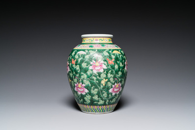 Vase en porcelaine de Chine famille rose &agrave; d&eacute;cor de rinceaux floraux, 19/20&egrave;me