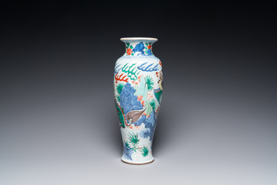 Vase en porcelaine de Chine wucai &agrave; d&eacute;cor d'un qilin et d'un ph&eacute;nix, &eacute;poque Transition