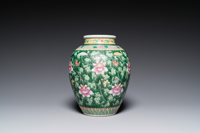 Vase en porcelaine de Chine famille rose &agrave; d&eacute;cor de rinceaux floraux, 19/20&egrave;me