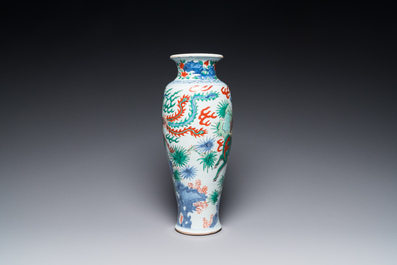 Vase en porcelaine de Chine wucai &agrave; d&eacute;cor d'un qilin et d'un ph&eacute;nix, &eacute;poque Transition