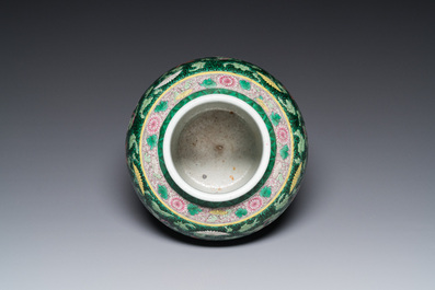 A Chinese famille rose vase with floral sprigs, 19/20th C.