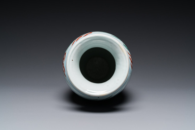 Vase en porcelaine de Chine wucai &agrave; d&eacute;cor d'un qilin et d'un ph&eacute;nix, &eacute;poque Transition