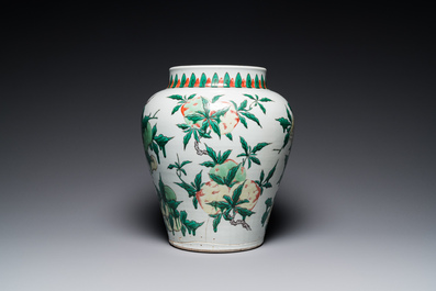 Vase en porcelaine de Chine wucai &agrave; d&eacute;cor sanduo, &eacute;poque Transition