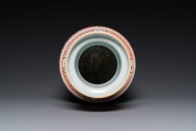 Vase de forme rouleau en porcelaine de Chine &agrave; d&eacute;cor en rouge de fer, marque de Daoguang, 20&egrave;me