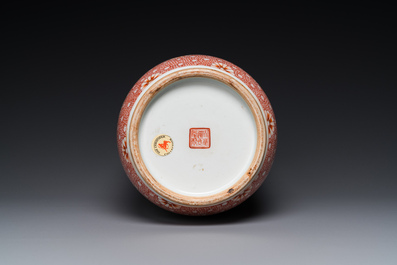 Vase de forme rouleau en porcelaine de Chine &agrave; d&eacute;cor en rouge de fer, marque de Daoguang, 20&egrave;me