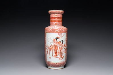 Een Chinese ijzerrode rouleau vaas met dames en jongens, Daoguang merk, 20e eeuw
