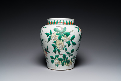 Vase en porcelaine de Chine wucai &agrave; d&eacute;cor sanduo, &eacute;poque Transition
