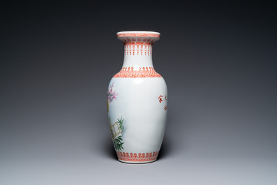 Trois vases en porcelaine de Chine &agrave; d&eacute;cor de la R&eacute;volution Culturelle, sign&eacute;s Wu Kang 吳康 et dat&eacute;s 1974