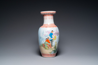 Trois vases en porcelaine de Chine &agrave; d&eacute;cor de la R&eacute;volution Culturelle, sign&eacute;s Wu Kang 吳康 et dat&eacute;s 1974