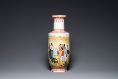 Trois vases en porcelaine de Chine &agrave; d&eacute;cor de la R&eacute;volution Culturelle, sign&eacute;s Zhang Wenchao 章文超 et dat&eacute;s 1968