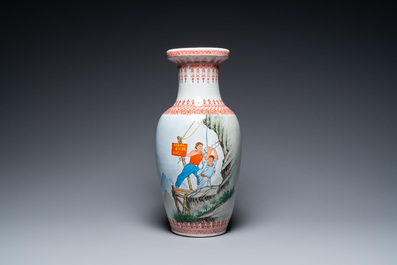 Trois vases en porcelaine de Chine &agrave; d&eacute;cor de la R&eacute;volution Culturelle, sign&eacute;s Zhang Wenchao 章文超 et dat&eacute;s 1969 et 1974