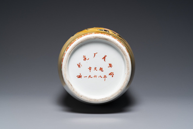 Trois vases en porcelaine de Chine &agrave; d&eacute;cor de la R&eacute;volution Culturelle, sign&eacute;s Zhang Wenchao 章文超 et dat&eacute;s 1968