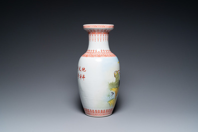 Trois vases en porcelaine de Chine &agrave; d&eacute;cor de la R&eacute;volution Culturelle, sign&eacute;s Wu Kang 吳康 et dat&eacute;s 1974