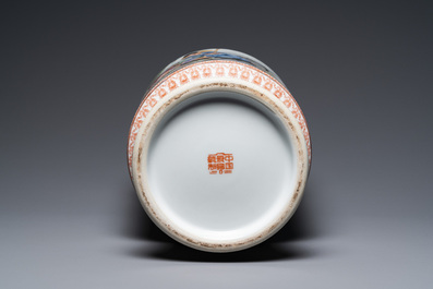 Trois vases en porcelaine de Chine &agrave; d&eacute;cor de la R&eacute;volution Culturelle, un sign&eacute; Wu Kang 吳康, dat&eacute;s 1970, 1971 et 1973