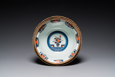 Een grote Japanse Imari dekselkom met vergulde bronzen montuur, Edo, 18e eeuw