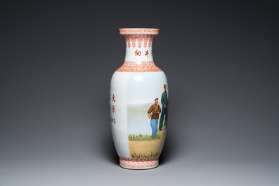 Trois vases en porcelaine de Chine &agrave; d&eacute;cor de la R&eacute;volution Culturelle, sign&eacute;s Zhang Wenchao 章文超 et dat&eacute;s 1967 et 1968