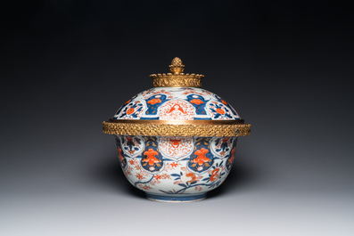 Een grote Japanse Imari dekselkom met vergulde bronzen montuur, Edo, 18e eeuw