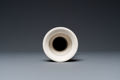 Vase de forme 'gu' en porcelaine blanc de Chine orn&eacute; de t&ecirc;tes de dragons, 18/19&egrave;me
