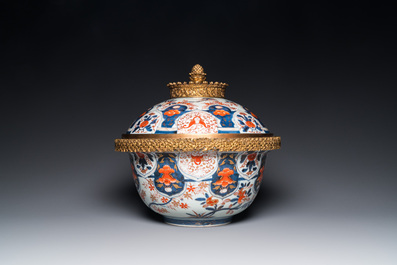 Een grote Japanse Imari dekselkom met vergulde bronzen montuur, Edo, 18e eeuw