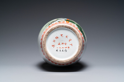 Deux vases en porcelaine de Chine &agrave; d&eacute;cor de la R&eacute;volution Culturelle, sign&eacute;s Zhao Huimin 趙慧民 et dat&eacute;s 1974