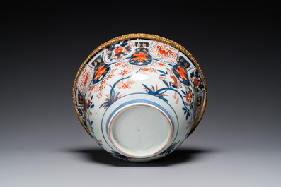 Een grote Japanse Imari dekselkom met vergulde bronzen montuur, Edo, 18e eeuw