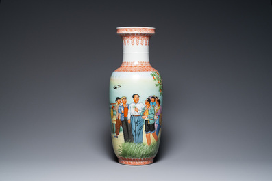 Trois vases en porcelaine de Chine &agrave; d&eacute;cor de la R&eacute;volution Culturelle, sign&eacute;s Zhang Wenchao 章文超 et dat&eacute;s 1967 et 1968