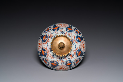 Een grote Japanse Imari dekselkom met vergulde bronzen montuur, Edo, 18e eeuw