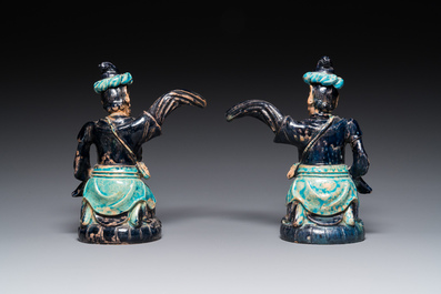 Een paar Chinese fahua dekselkannen in de vorm van Sogdische handelaars, 17/18e eeuw