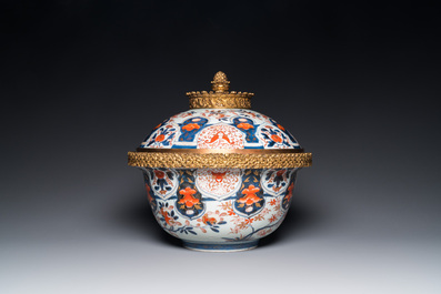 Een grote Japanse Imari dekselkom met vergulde bronzen montuur, Edo, 18e eeuw