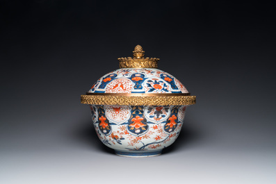 Een grote Japanse Imari dekselkom met vergulde bronzen montuur, Edo, 18e eeuw