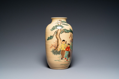 Trois vases en porcelaine de Chine &agrave; d&eacute;cor de la R&eacute;volution Culturelle, un sign&eacute; Wu Kang 吳康, dat&eacute;s 1970, 1971 et 1973