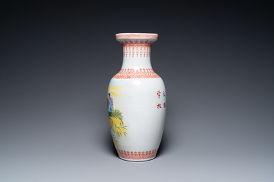 Trois vases en porcelaine de Chine &agrave; d&eacute;cor de la R&eacute;volution Culturelle, sign&eacute;s Wu Kang 吳康 et dat&eacute;s 1974